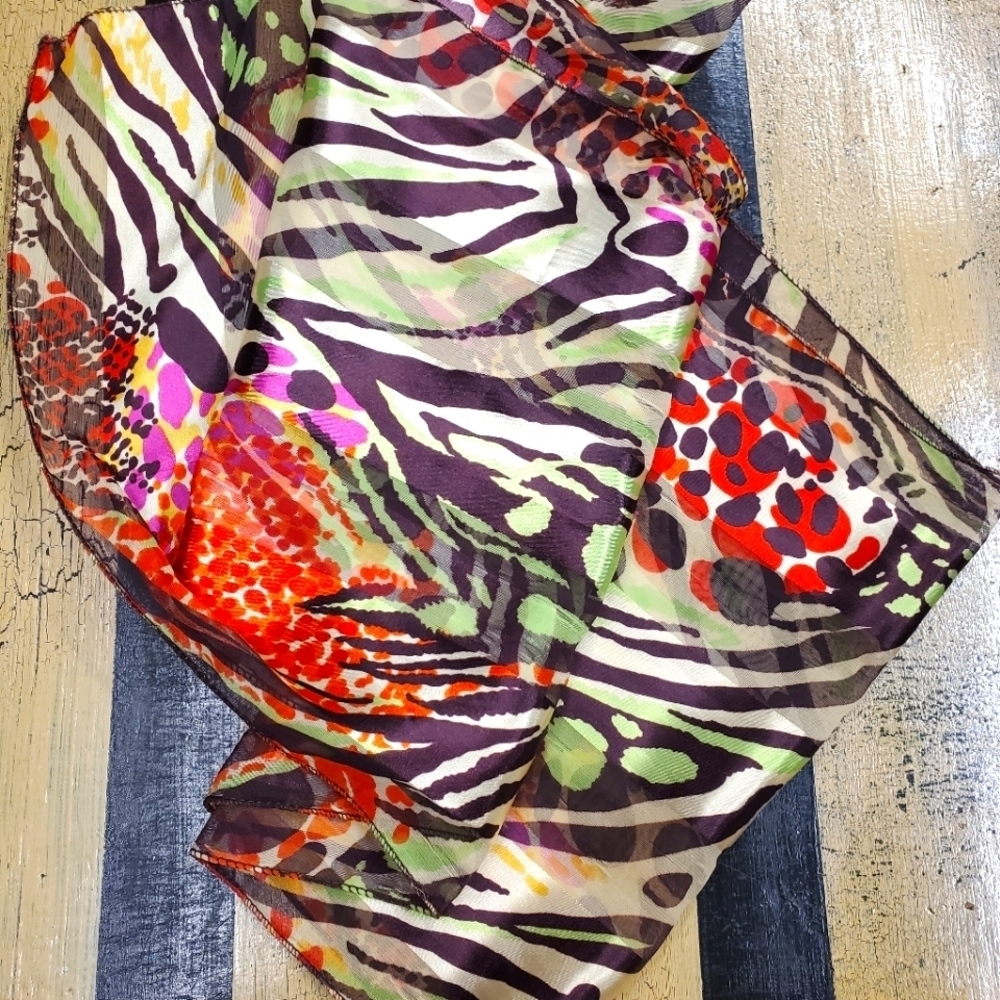 👸🧣 Wild print scarf